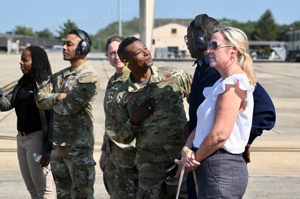 D.C. National Guard Commanding General receives familiarization flight in an F-16D