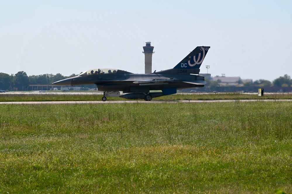 D.C. National Guard Commanding General receives familiarization flight in an F-16D