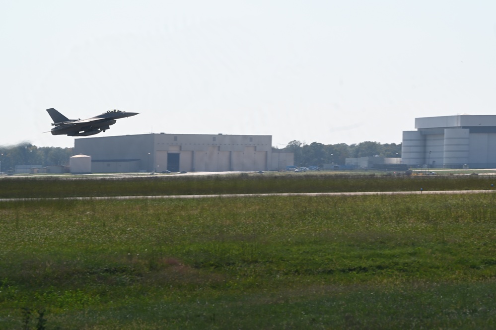 D.C. National Guard Commanding General receives familiarization flight in an F-16D