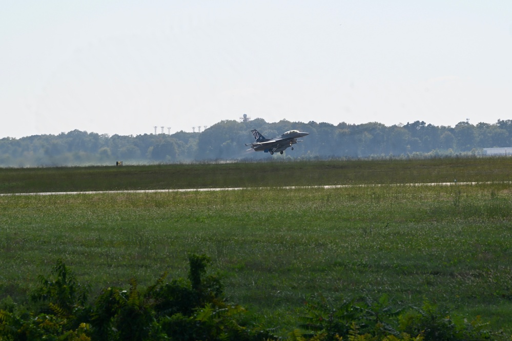 D.C. National Guard Commanding General receives familiarization flight in an F-16D