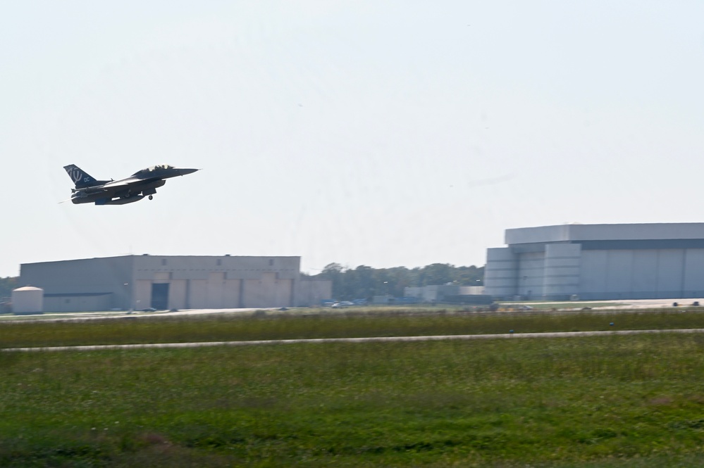D.C. National Guard Commanding General receives familiarization flight in an F-16D