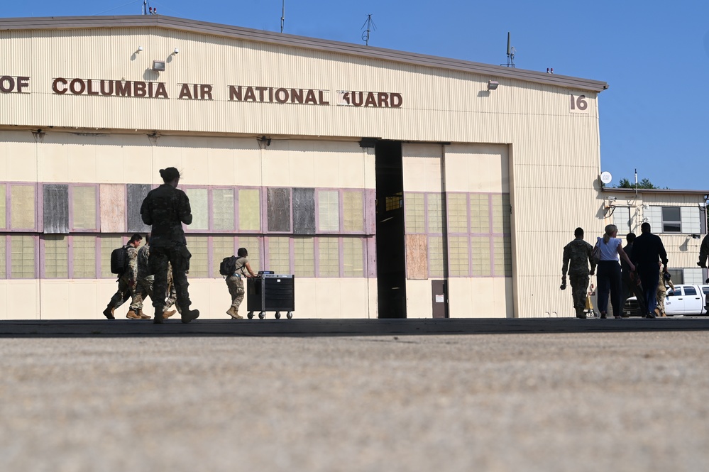 D.C. National Guard Commanding General receives familiarization flight in an F-16D
