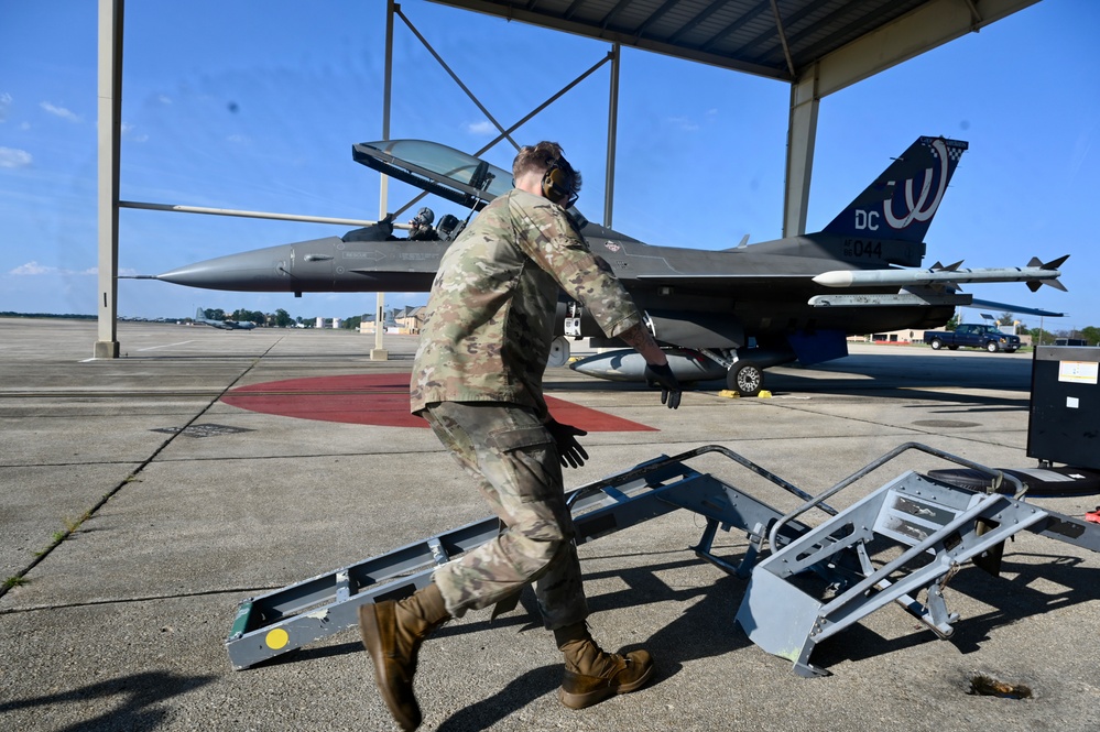 D.C. National Guard Commanding General receives familiarization flight in an F-16D