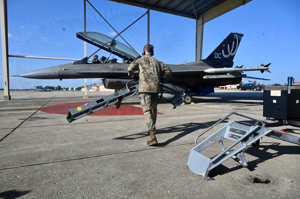 D.C. National Guard Commanding General receives familiarization flight in an F-16D