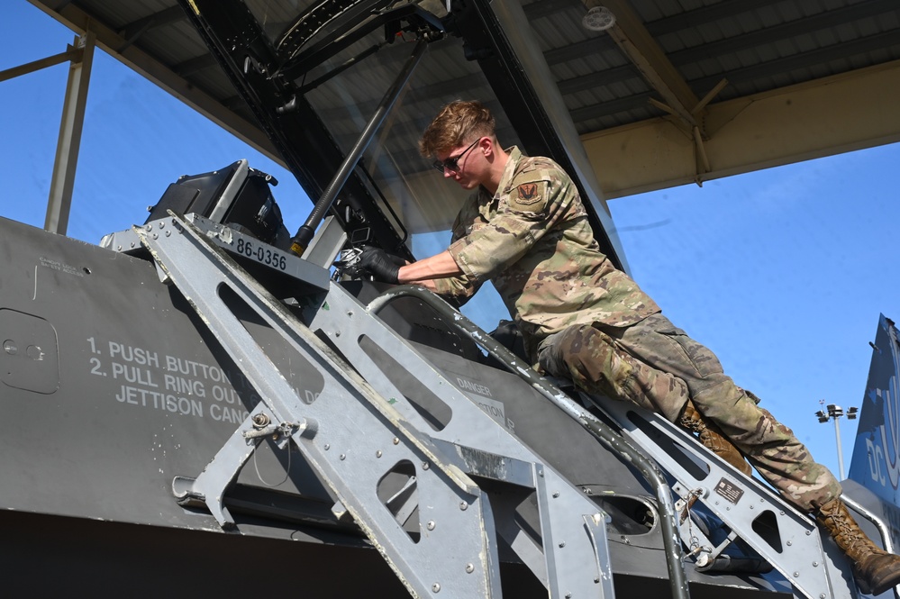 D.C. National Guard Commanding General receives familiarization flight in an F-16D