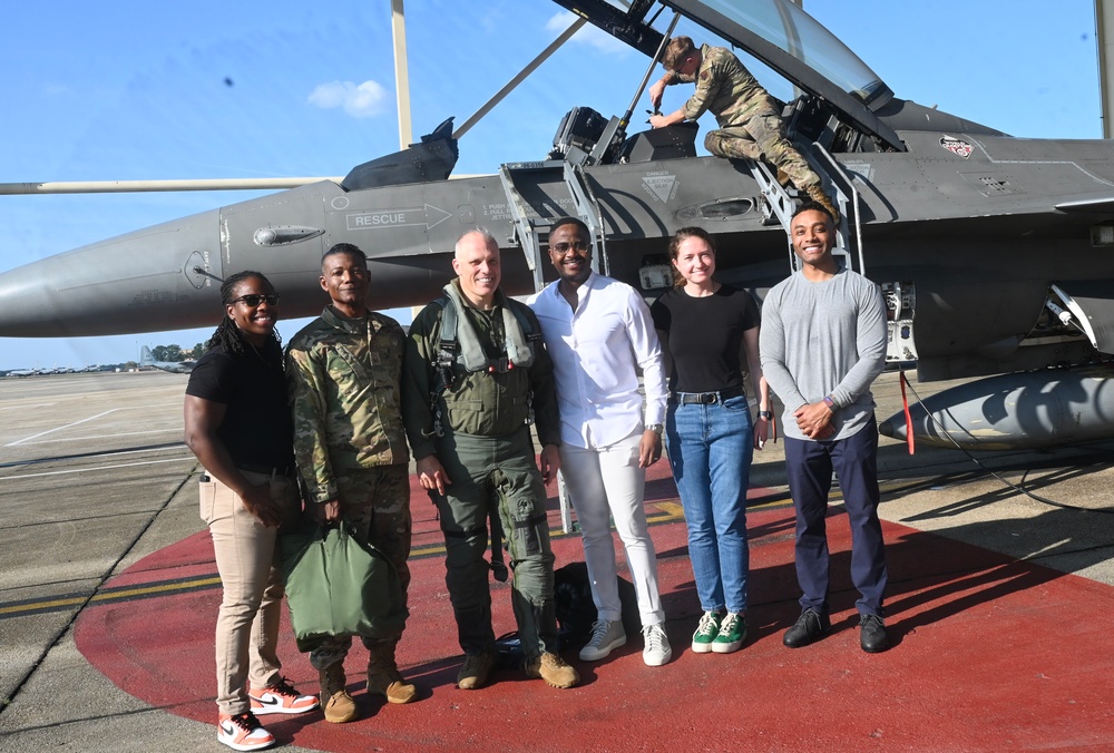 D.C. National Guard Commanding General receives familiarization flight in an F-16D