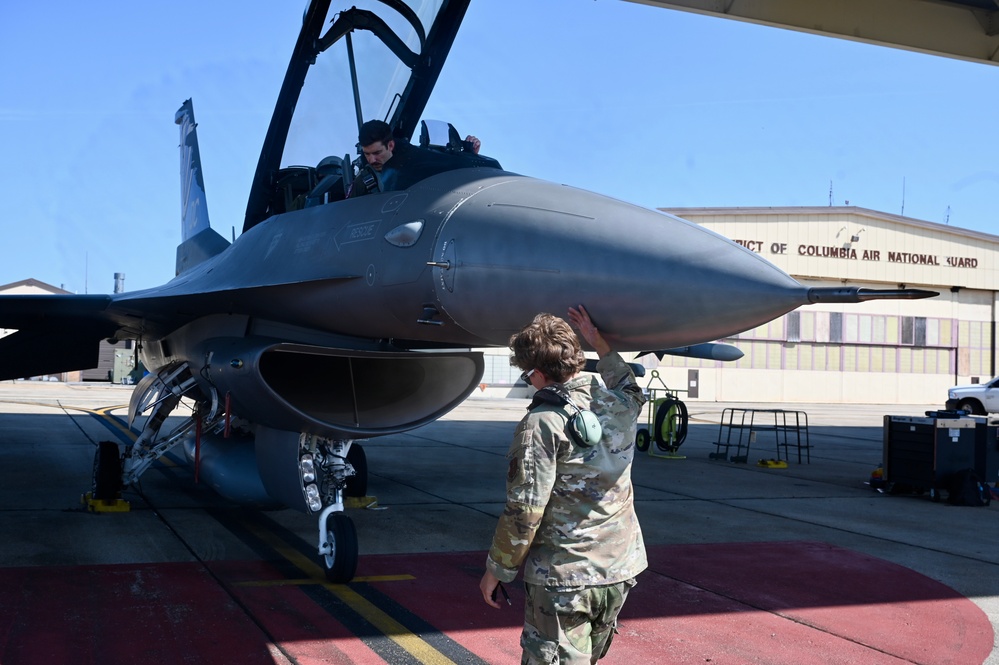 D.C. National Guard Commanding General receives familiarization flight in an F-16D