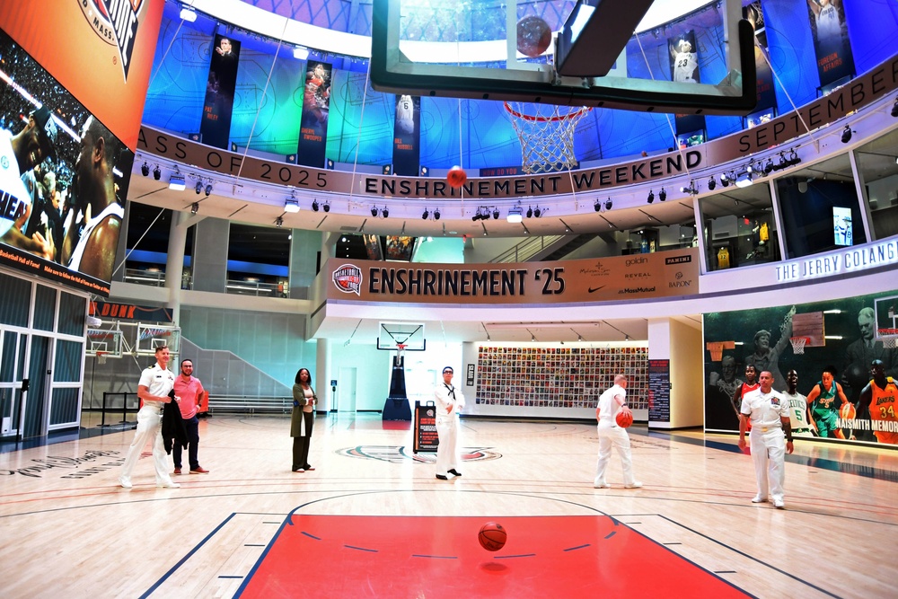 Hartford Sailors Visit Naismith Basketball Hall of Fame