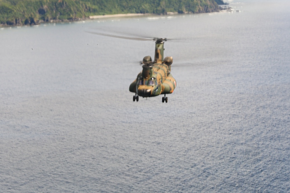 Marines with HMH-462, CLR-3, JGSDF members transport surface-to-surface missile on CH-53E Super Stallion