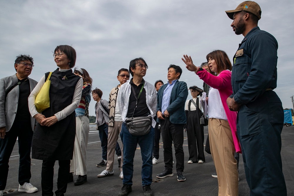 George Washington Hosts Tour for Hadano Rotary Club