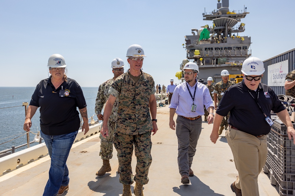 Commandant, Gen. Eric M. Smith visits Ingalls Shipbuilding