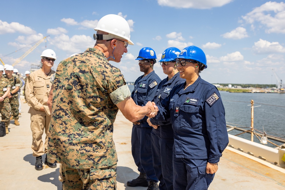 Commandant, Gen. Eric M. Smith visits Ingalls Shipbuilding