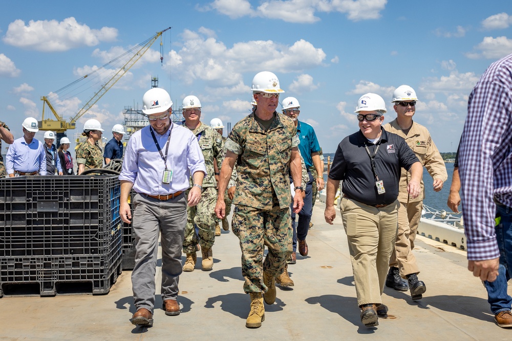Commandant, Gen. Eric M. Smith visits Ingalls Shipbuilding