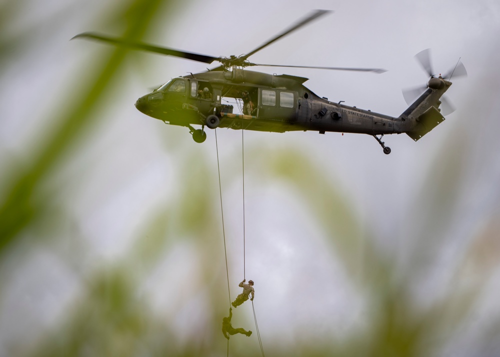 25th ID Enhances Readiness at Lightning Academy Air Assault Course