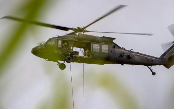 25th ID Enhances Readiness at Lightning Academy Air Assault Course
