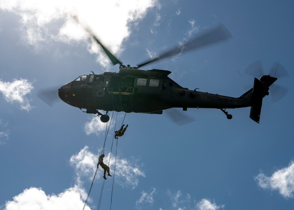 25th ID Enhances Readiness at Lightning Academy Air Assault Course