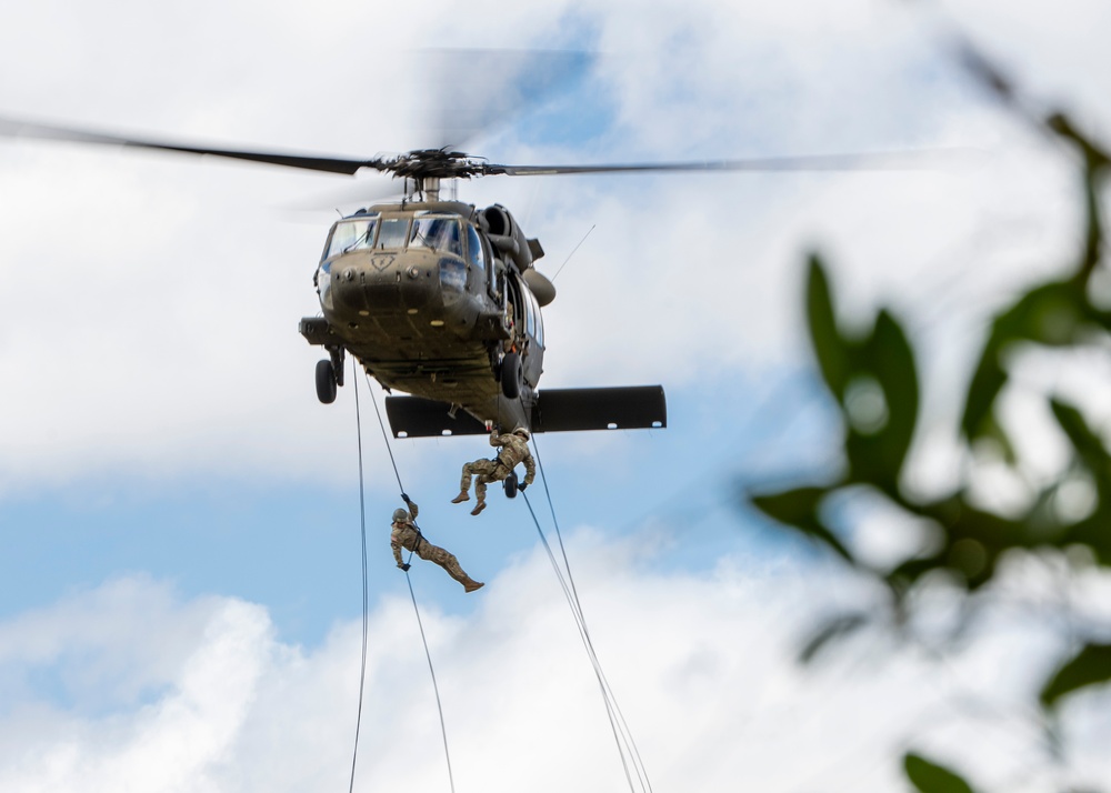 25th ID Enhances Readiness at Lightning Academy Air Assault Course
