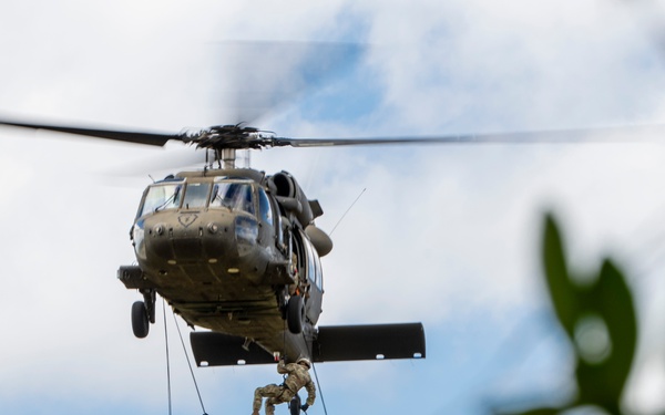 25th ID Enhances Readiness at Lightning Academy Air Assault Course