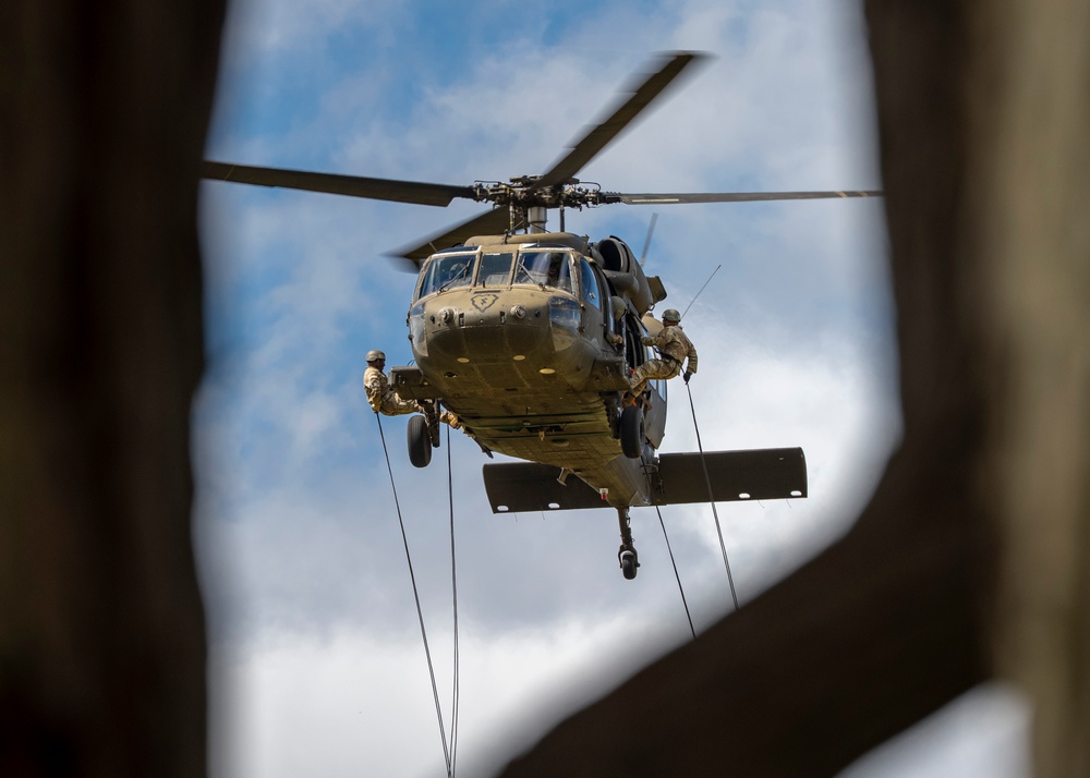 25th ID Enhances Readiness at Lightning Academy Air Assault Course