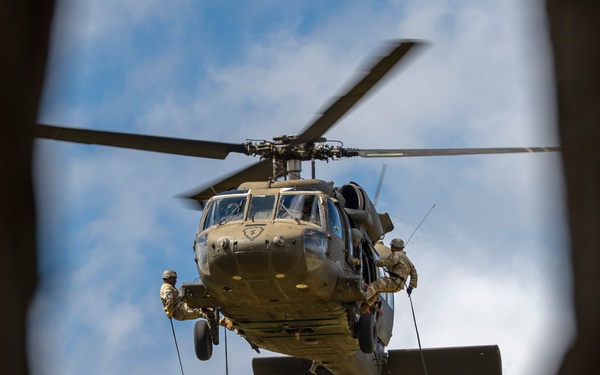 25th ID Enhances Readiness at Lightning Academy Air Assault Course