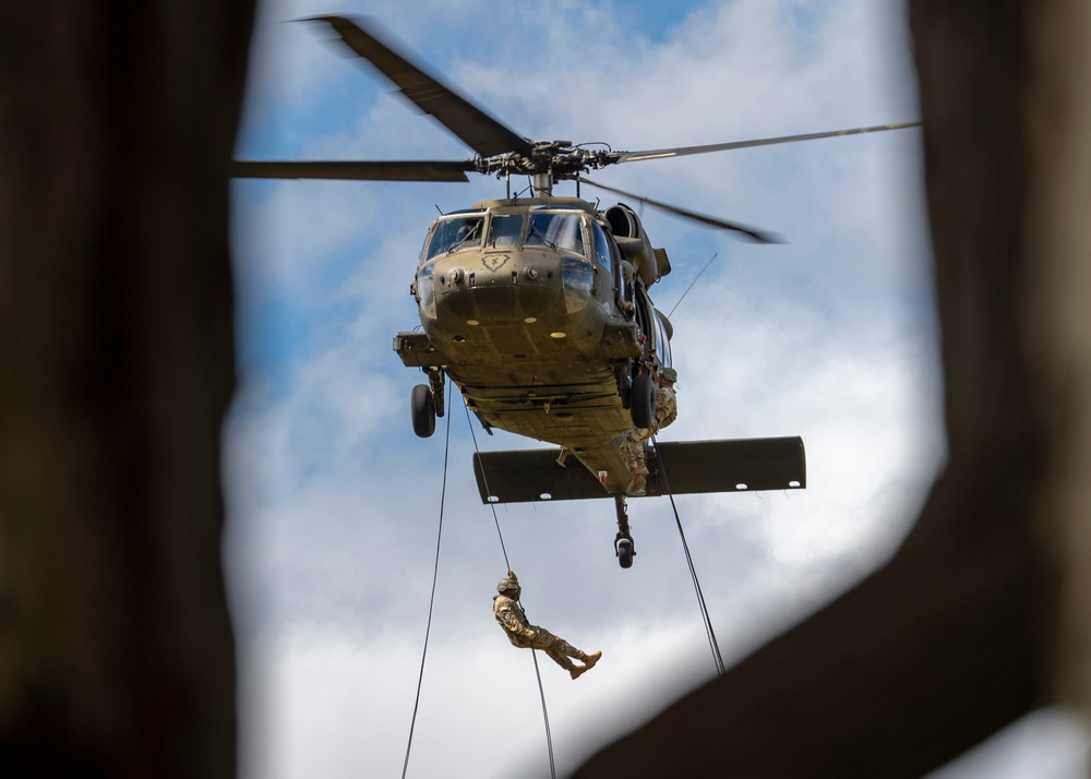 25th ID Enhances Readiness at Lightning Academy Air Assault Course