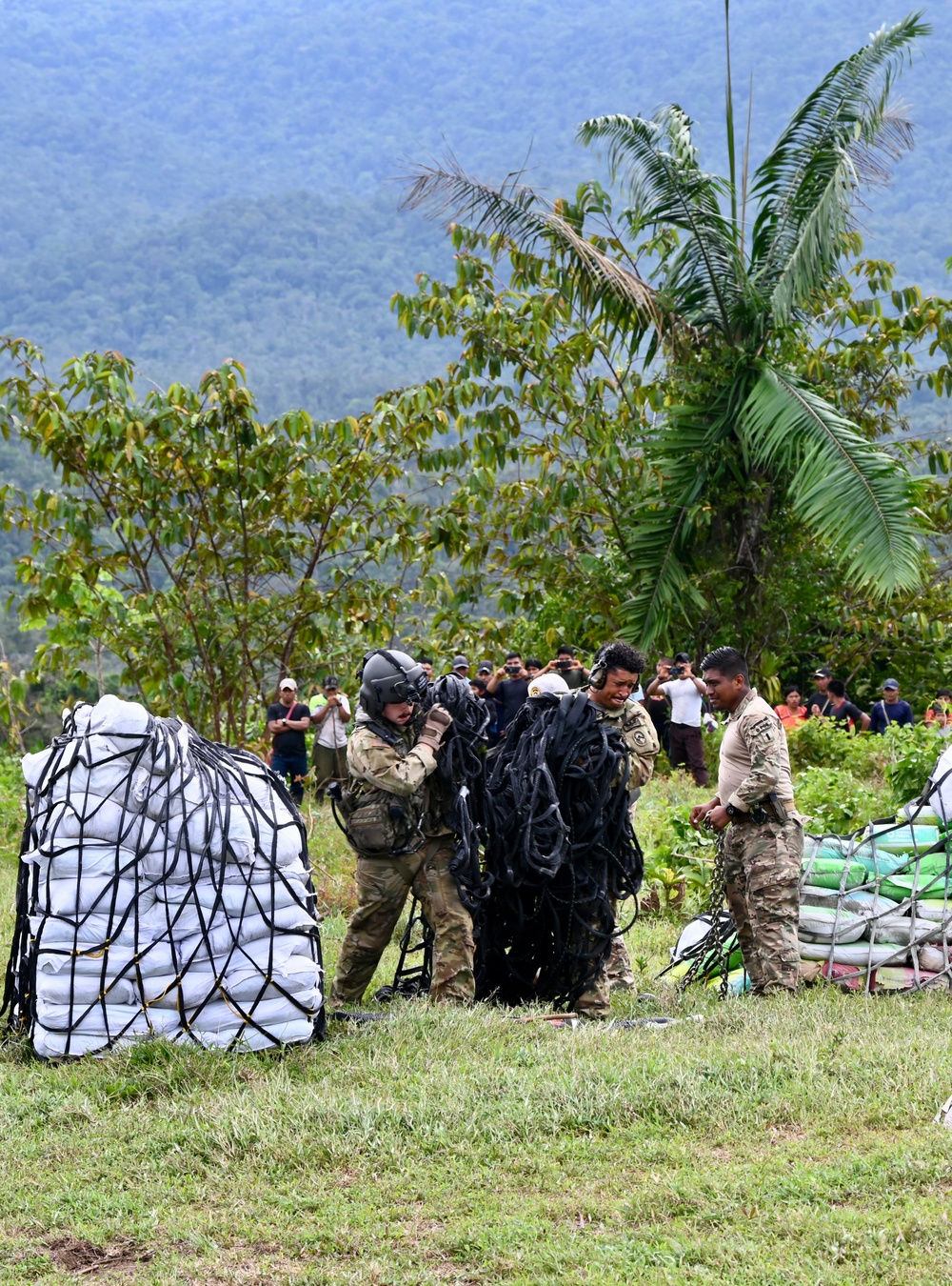 Joint Task Force Bravo conducts slingload operations as part of Panamax Alpha Phase II