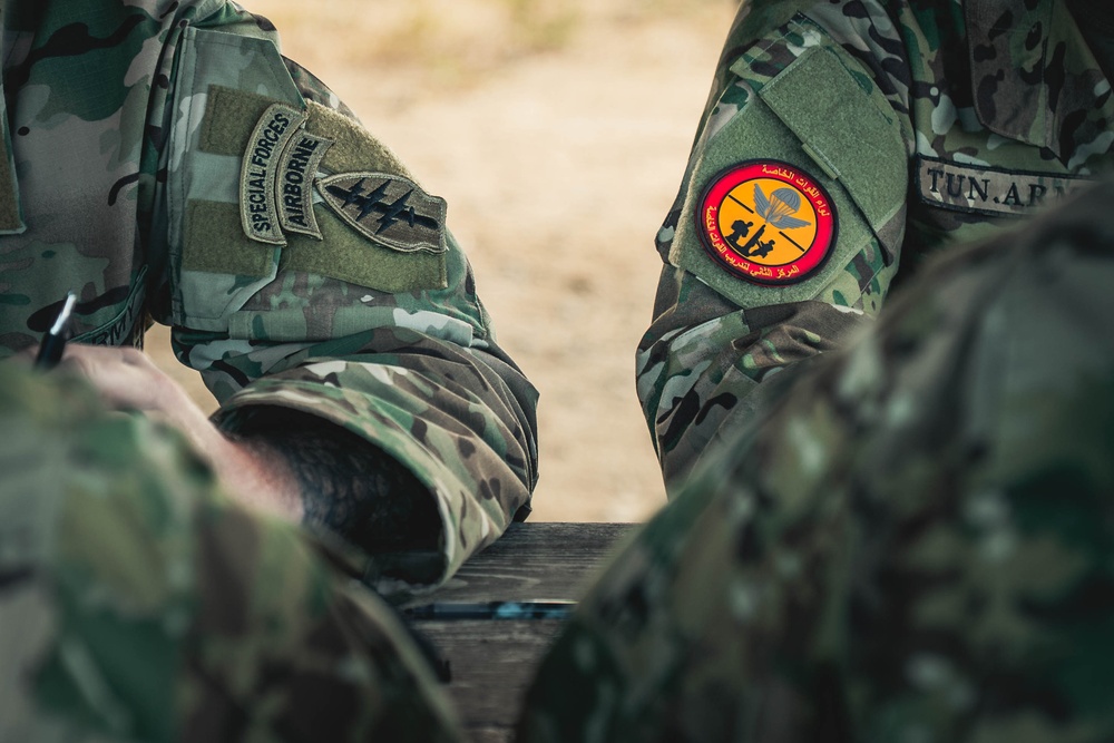 3rd SFG (A) Strengthens Ties with Tunisian Army