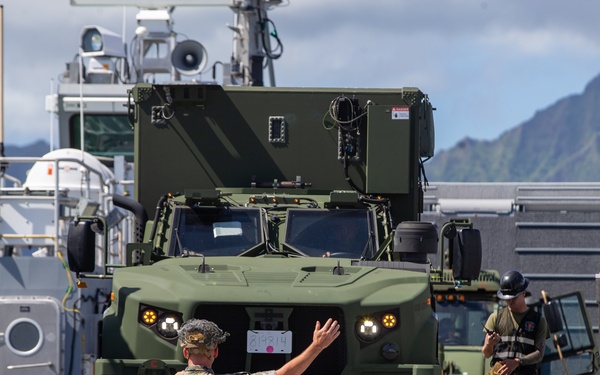 3rd LCT Conducts Beach Operations with a U.S. Army MSV(L)