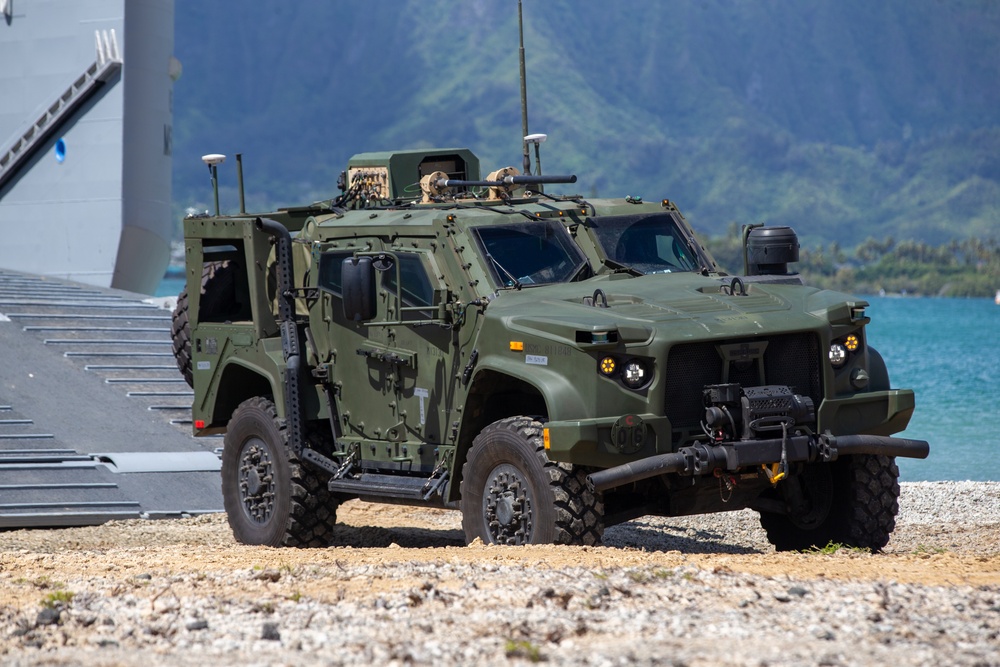 3rd LCT Conducts Beach Operations with a U.S. Army MSV(L)