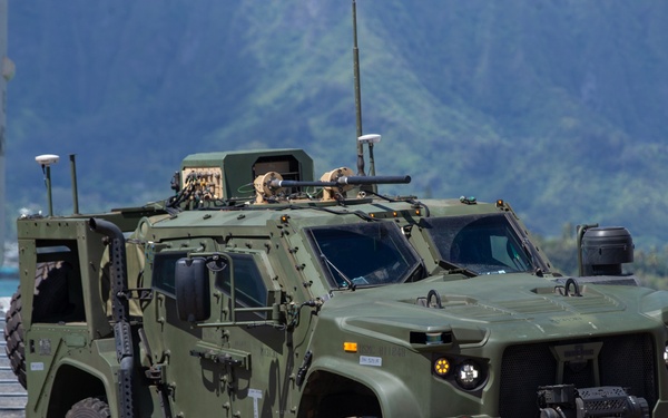 3rd LCT Conducts Beach Operations with a U.S. Army MSV(L)