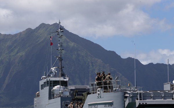 3rd LCT Conducts Beach Operations with a U.S. Army MSV(L)