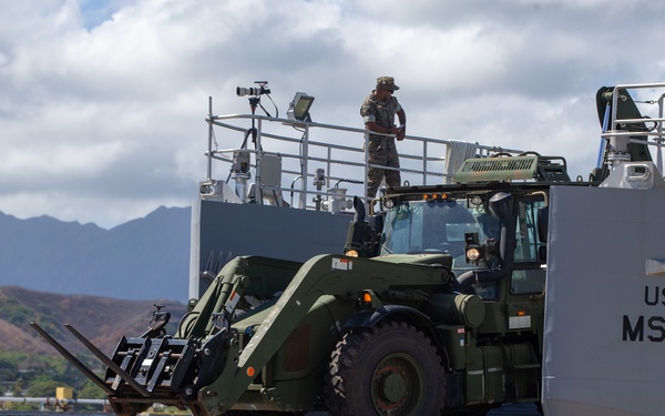 3rd LCT Conducts Beach Operations with a U.S. Army MSV(L)