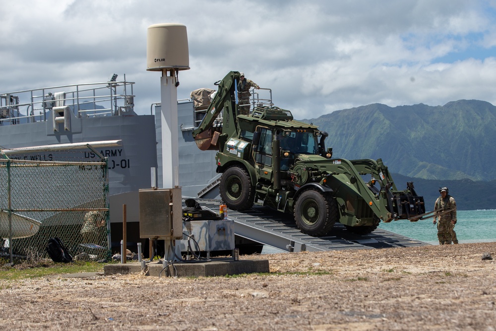 3rd LCT Conducts Beach Operations with a U.S. Army MSV(L)