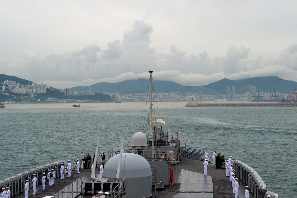 USS Blue Ridge (LCC19) arrives in Busan, South Korea