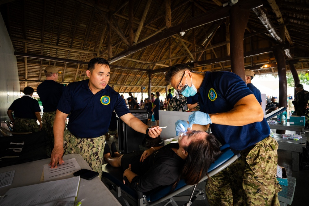 U.S. Army Soldiers with Pacific Partnership 2025 Conduct Veterinary Training at the Koror Animal Shelter in Koror, Palau, Sept. 25.