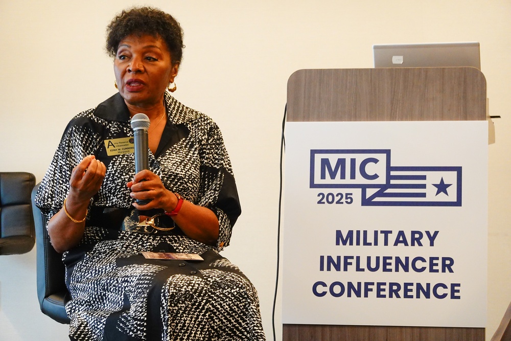 Army Reserve Ambassador speaks on storytelling at Military Influencer Conference
