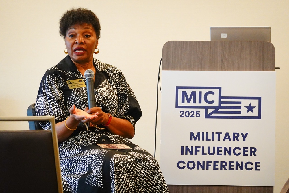 Army Reserve Ambassador speaks on storytelling at Military Influencer Conference