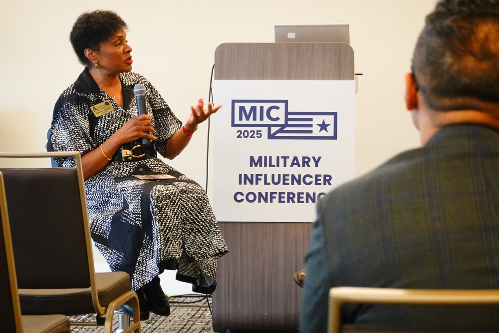 Army Reserve Ambassador speaks on storytelling at Military Influencer Conference
