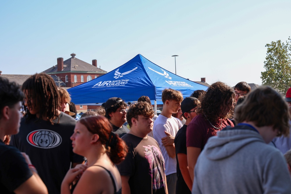 131st Bomb Wing welcomes St. Louis area high school students for career fair 131st Bomb Wing welcomes St. Louis area high school students for career fair