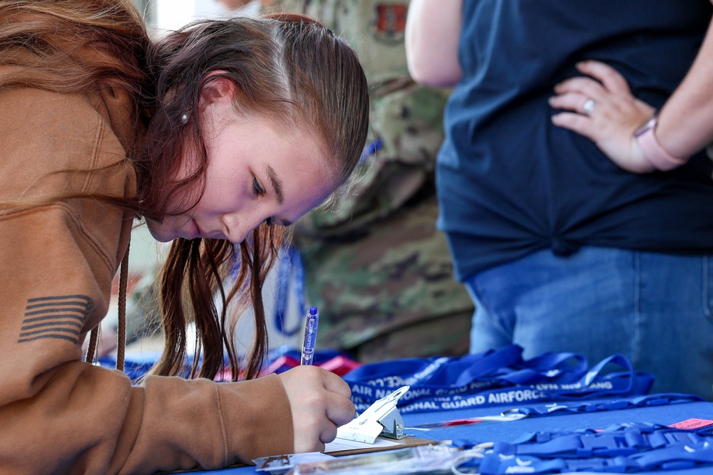 131st Bomb Wing welcomes St. Louis area high school students for career fair 131st Bomb Wing welcomes St. Louis area high school students for career fair