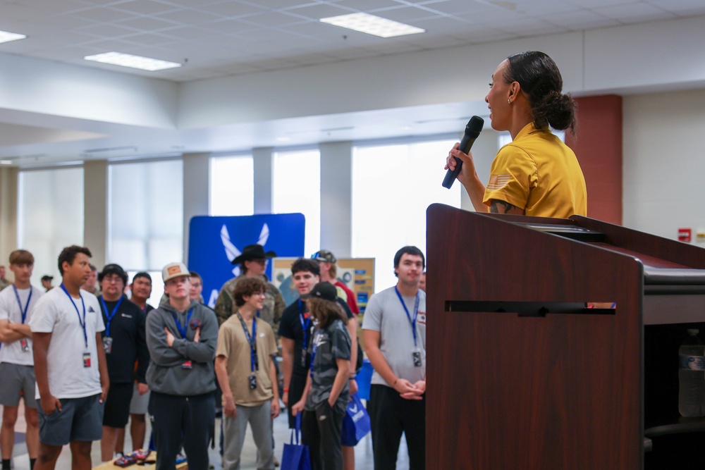 131st Bomb Wing welcomes St. Louis area high school students for career fair 131st Bomb Wing welcomes St. Louis area high school students for career fair