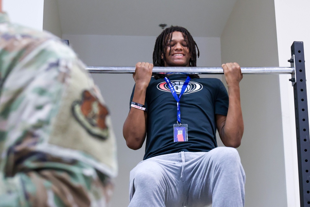 131st Bomb Wing welcomes St. Louis area high school students for career fair 131st Bomb Wing welcomes St. Louis area high school students for career fair