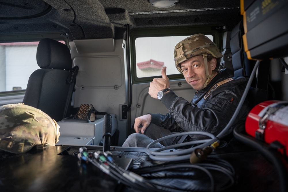 USO Alaska hosts Justin Flom at JBER