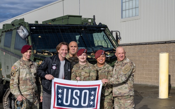 USO Alaska hosts Justin Flom at JBER