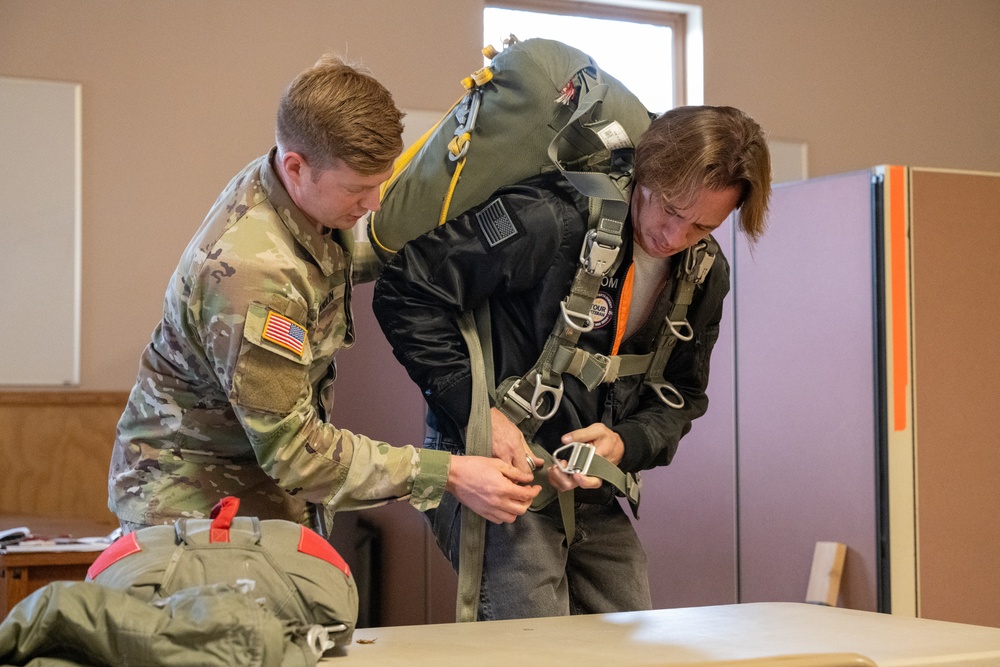 USO Alaska hosts Justin Flom at JBER