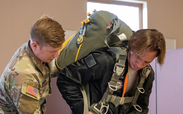 USO Alaska hosts Justin Flom at JBER