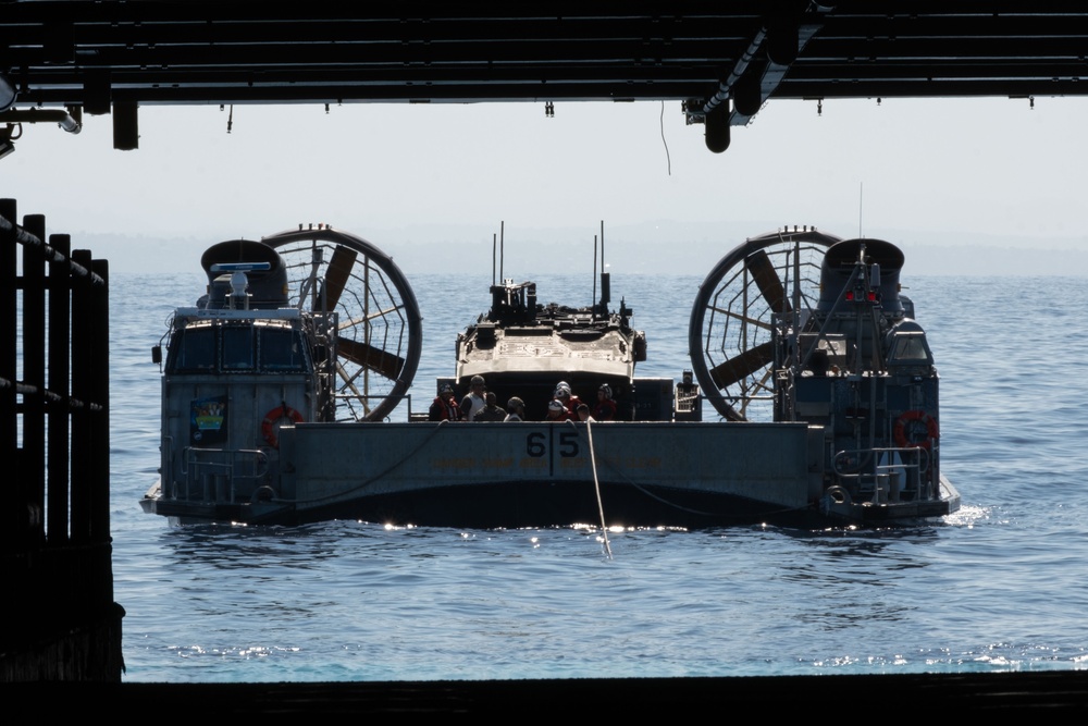 Boxer Conducts LCAC Operations