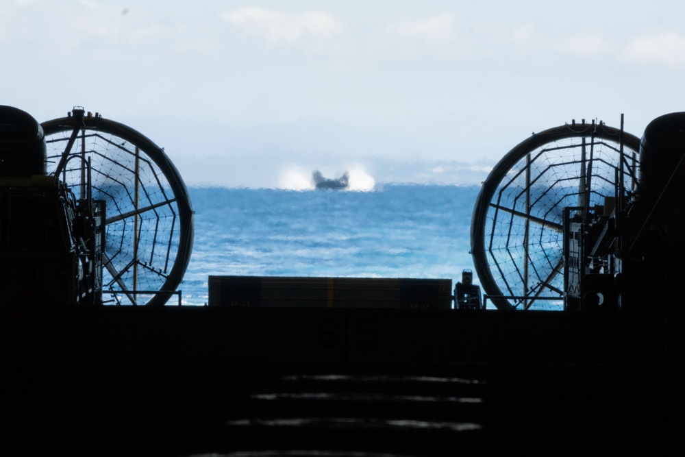 Boxer Conducts LCAC Operations