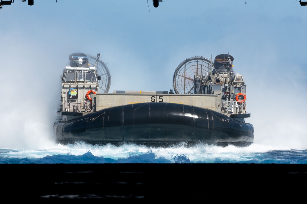 Boxer Conducts LCAC Operations