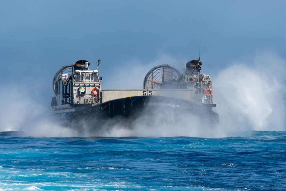 Boxer Conducts LCAC Operations
